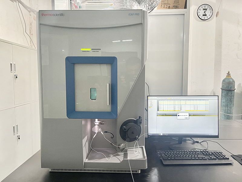 Plasma emission spectrometer
